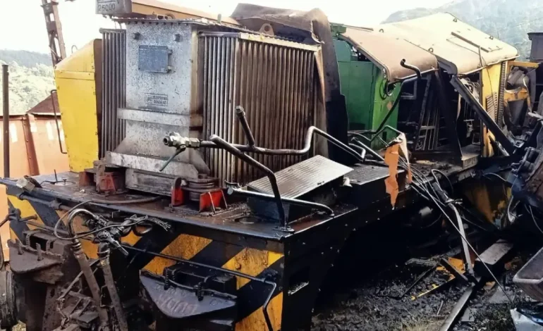 Locomotora con vagones chocados en un tren cargado de mineral de hierro
– En un click