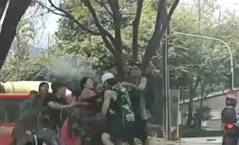 Unas horas después del partido contra Deportivo Pereira, Riña de Baras Bravas deja a un muerto
– En un click