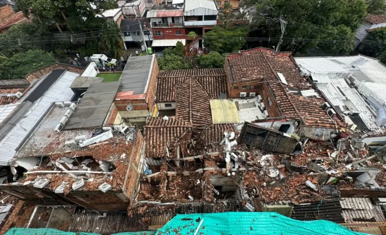 Muro de 60 medios de una construcción se derrumbó como resultado de una tormenta fuerte en la ciudad y cayó en varias casas: 10 personas resultaron heridas

 – En un click