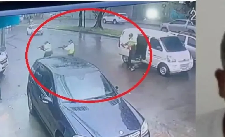  Los hombres se disfrazaron de oficiales de policía y acudieron al temido alias ‘El Diablo’ con un rifle

 – En un click