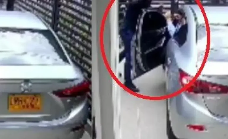 Este fue el robo violento que se registró en Bucaramanga al hombre que se estaciona en su propia casa.
– En un click