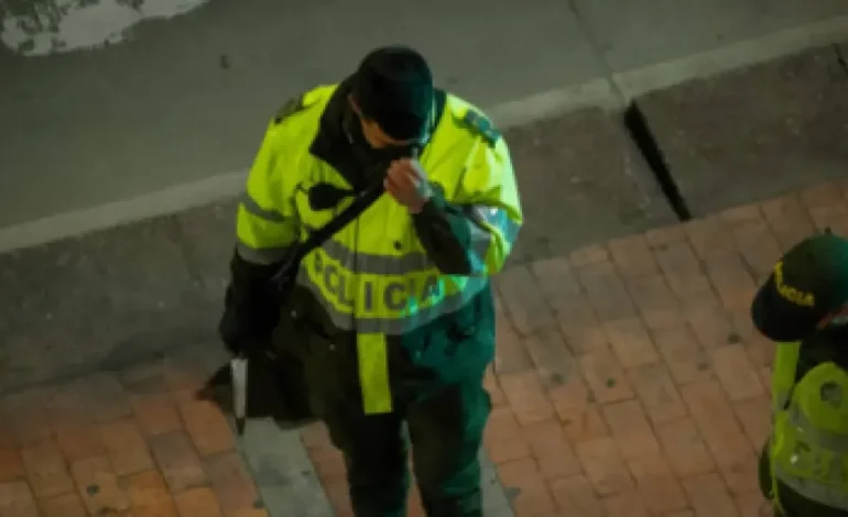  Los delincuentes que se hacen pasar por la policía estarían deteniendo a los jóvenes de Medellín para engañarlos y robar sus pertenencias: operan

 – En un click
