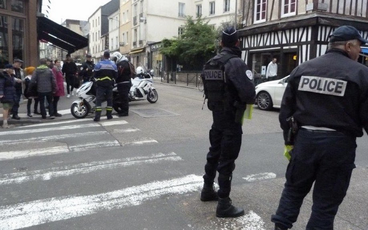 Tour de Francia, empañado por el repudible acto de violencia: el agresor recibió un disparo, pero logró lastimar a un policía, 

 – En un click