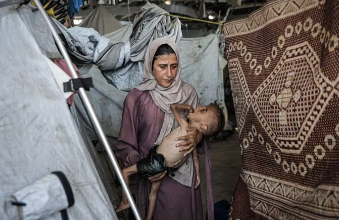 La fotografía viral de un niño desnutrido en Gaza genera shock global, pero también críticas por un contexto adicional incompleto

 – En un click