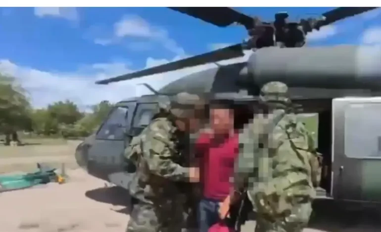  Compleja maniobra de aire del ejército para rescatar a un hombre que iba a ser secuestrado por disidentes

 – En un click
