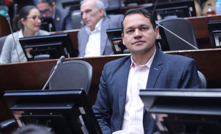 Alejandro Ocampo insistirá en la regulación del consumo de cannabis para adultos
– En un click