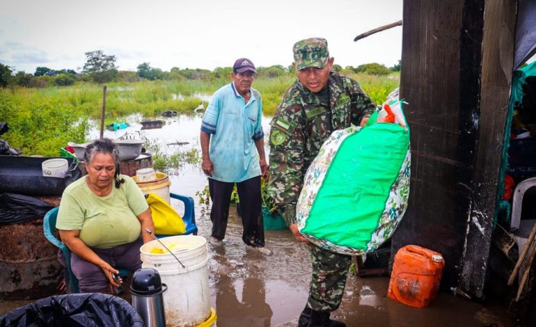  El ejército ayuda a asistir a la desgracia en Vichadi para una fuerte lluvia

 – En un click