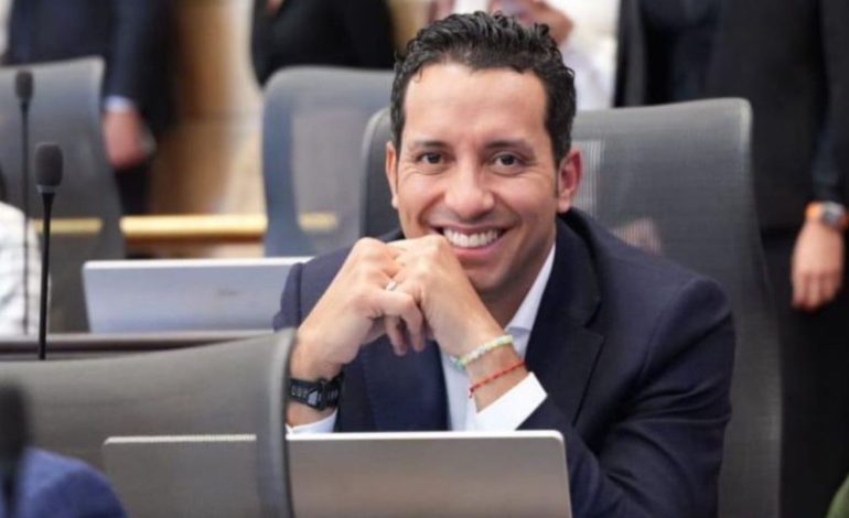  Julián López es una carta que Petro jugaría para que no pierda el control de los representantes de las cámaras.

 – En un click