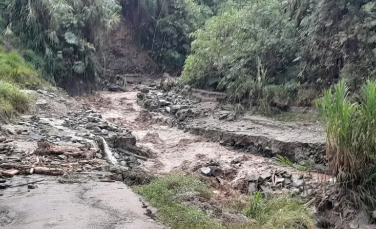  Hay pérdida de puentes, carreteras y casas.

 – En un click