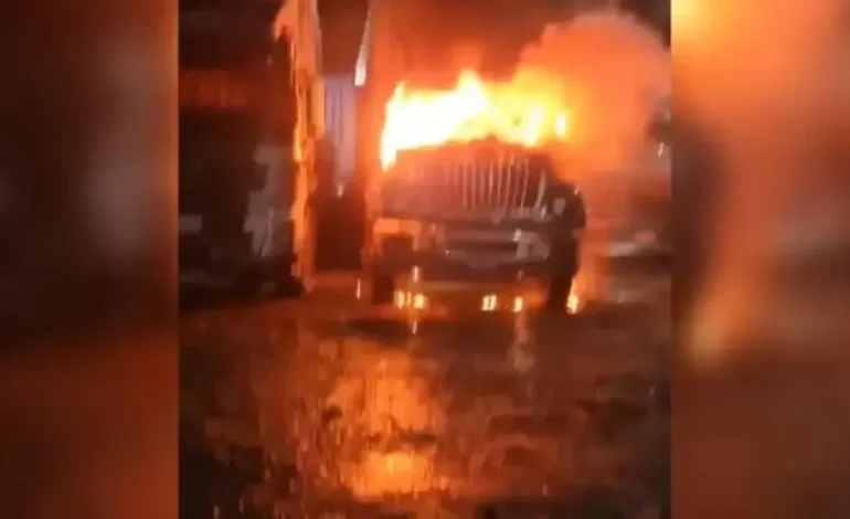  Hombres armados disparados al conductor de un vehículo de carga en la carretera a Buenaventura; Allí, queman seis tractómulas y encuentran una granada

 – En un click