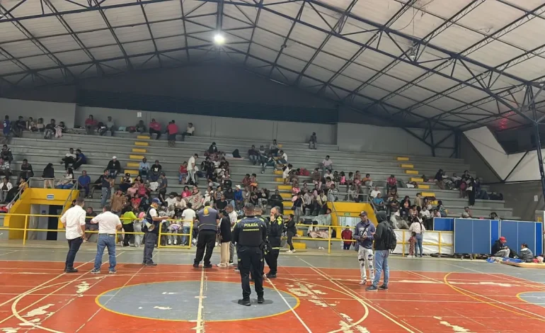 Incluso en camiones de vertederos, habitantes de Ampudia y La Pradea Village, de Jamundí, huyeron después de la lucha del ejército y los disidentes de ‘Jaime Martínez’
– En un click
