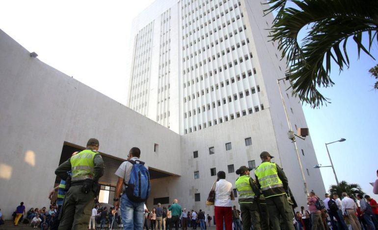 Pánico en el Palacio de Justicia de Cali

 – En un click