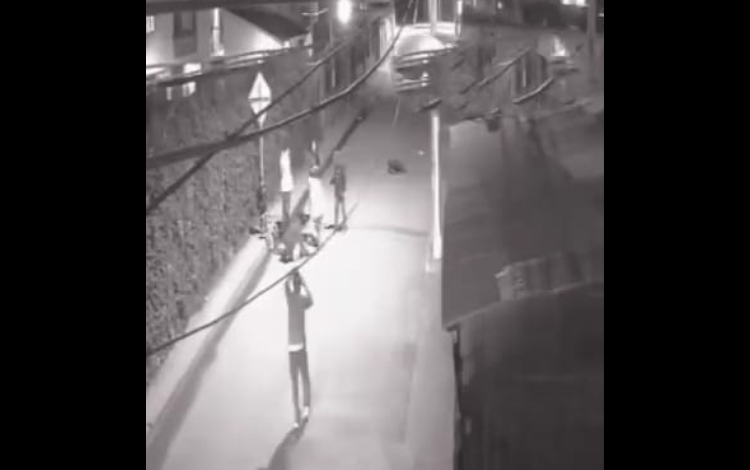 Una niña murió después de ser abrumada por una camioneta mientras montaba una bicicleta,
– En un click