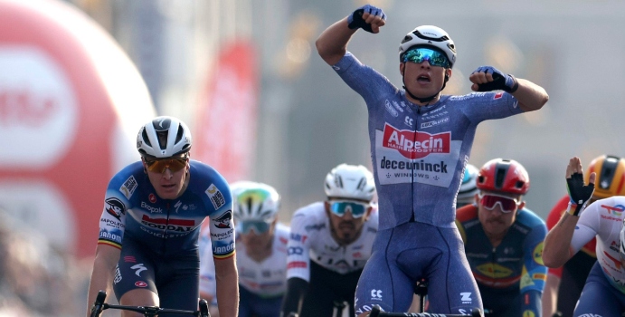  Philipsen gana la primera etapa de la gira y toma la camiseta amarilla

 – En un click