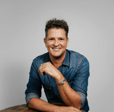 Carlos Vives convierte un concierto en la playa en una carta de amor a Santa Marta

 – En un click