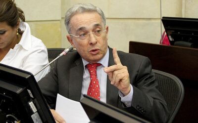  Álvaro Uribe frente a la clase: el juicio que prueba la justicia y la historia de Colombia

 – En un click