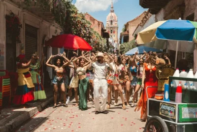 Maluma celebra el verano con ‘Bronzeador’ y un video grabado en Cartagena de Indias
– En un click