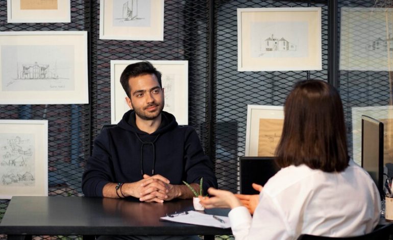  La IA ha convertido las entrevistas laborales en un circo de trucos. Entonces, las empresas están regresando a la cara a cara

 – En un click