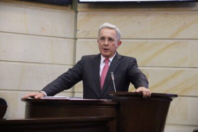  Álvaro Uribe, presidente de Colombia, es sentenciado a 12 años de prisión

 – En un click