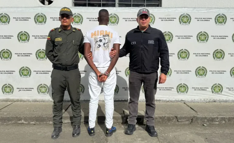  Para la cárcel, capturado que aceptó cargos por arrastrar a una mujer por cabello, pero otra persona con su mismo nombre recibió amenazas: ¿Quién es?

 – En un click