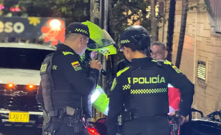  Buscan extranjeros en Medellín que atacó a su compañero con un cuchillo y le dieron 27 puñaladas y luego escapó del lugar.

 – En un click