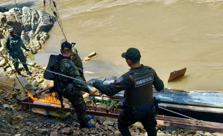  Golpe militar para la extracción ilegal de minería en antioquia

 – En un click