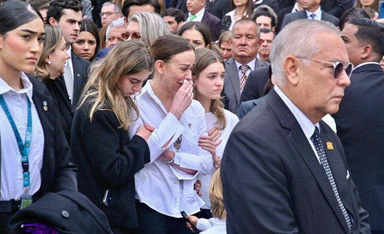  Tributo María Claudia Tarazona al esposo Miguel Uribe Turbay

 – En un click