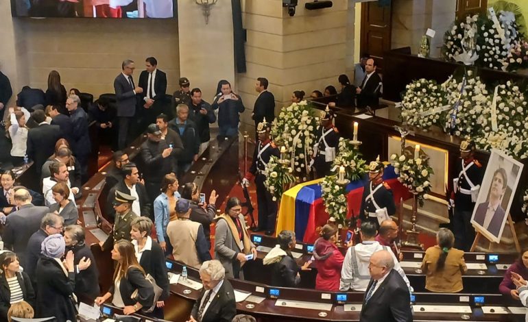  Los colombianos asisten a las capitales nacionales para despedirse del senador de Miguel Uribe Turbay

 – En un click