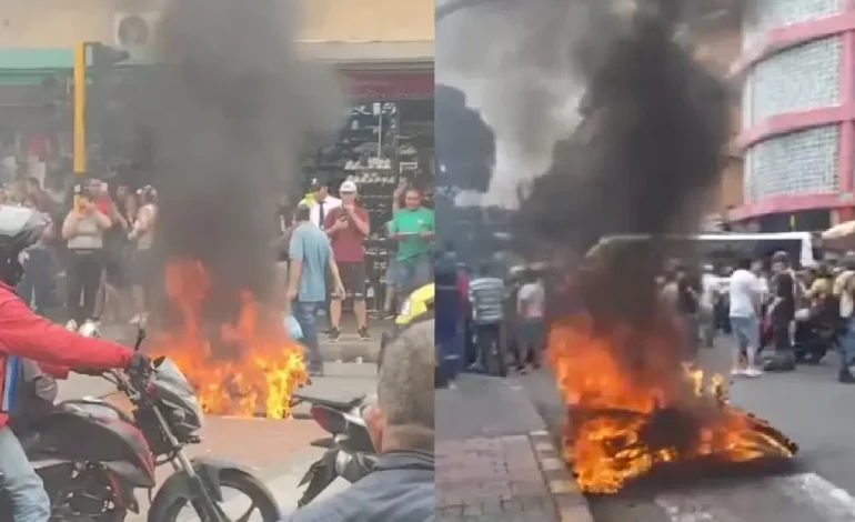  La comunidad prendió fuego a la motocicleta de los presuntos ladrones después de tratar de robar a una persona en Bucaramanga

 – En un click