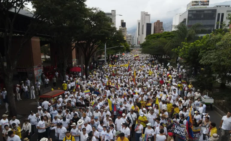  Medellín, casa y Fortín del ex presidente Álvaro Uribe y su partido del Centro Democrático, le mostraron un apoyo masivo en la ‘Marcha de Gallardía’

 – En un click