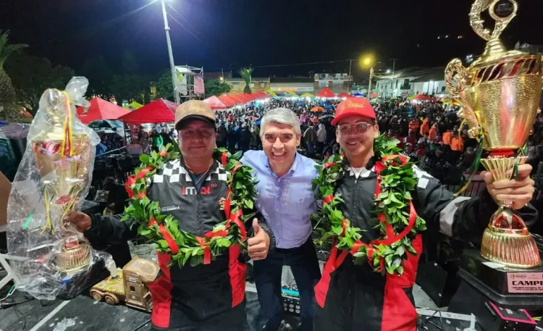  Padre e hijo, fueron los campeones del concurso National Tractomulas en reversa que convocó a los 154 mejores murales en el país en Samacá, Boyacá

 – En un click