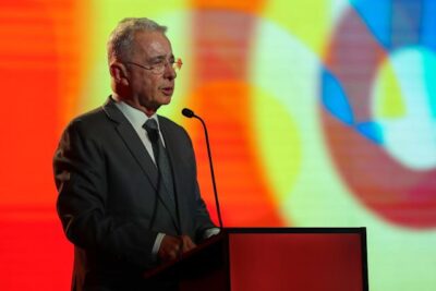  El diputado del Senado de los Estados Unidos, Bernie Moreno, se reúne con el ex presidente Álvaro Uribe

 – En un click