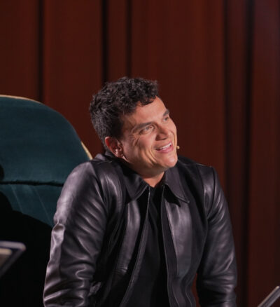  Silventa Dangond vive una noche especial bajo la lluvia en Bogotá

 – En un click