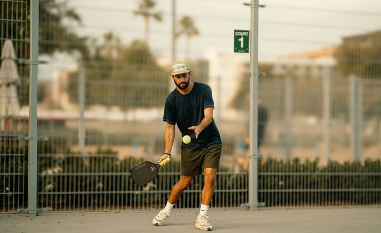 Hay un deporte que coloniza miles de canchas de tenis en los Estados Unidos y se expande fuertemente en España: Pickleball

 – En un click
