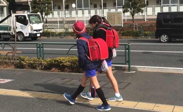  Existe un símbolo nacional de que Japón ha sido invariable para generaciones: una mochila escolar muy cara

 – En un click