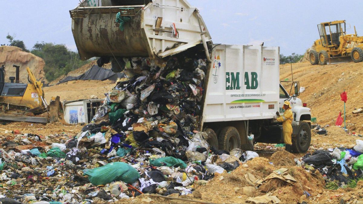 ¿Hay nuevamente la crisis con el vertedero de El Carrasco? 14 años ya han convertido una falta de cierre del lugar, ahora se produce más basura

 – En un click