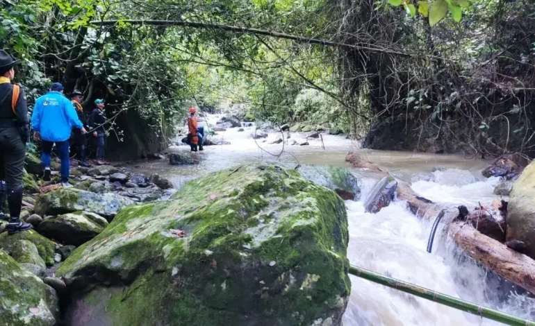  Un barranco tomó una familia y deja a cuatro personas muertas y desaparece.

 – En un click
