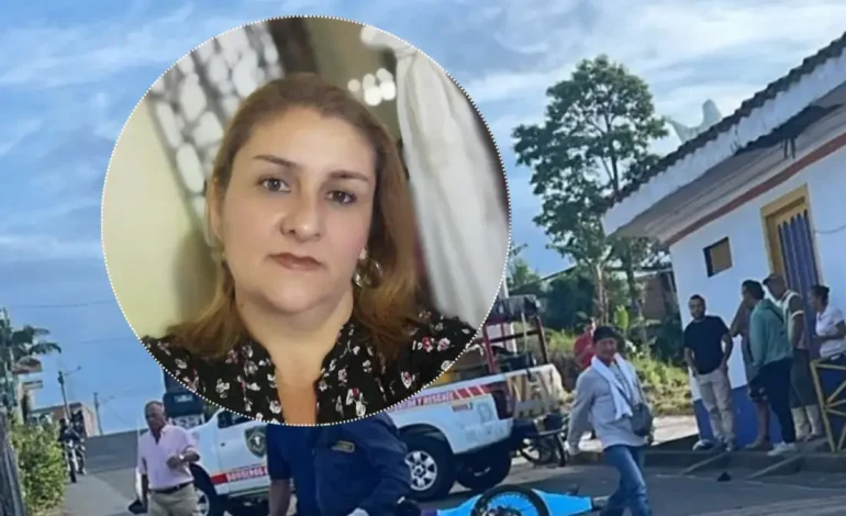  Su motocicleta se estrelló contra un camión y dos menores en otro vehículo también resultaron heridos

 – En un click