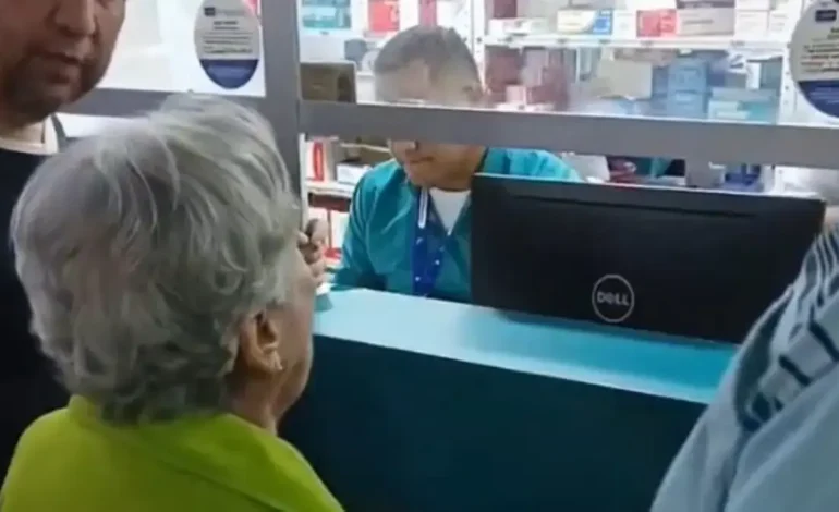  La abuela grita ‘asesinos’ en dispensar de Famisanar EPS y New EPS, intervino por el gobierno de Petro, después de negar sus medicamentos

 – En un click