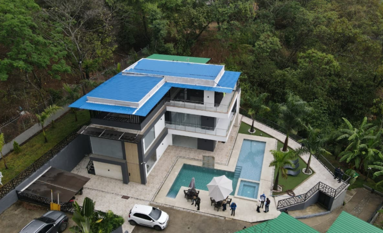  Esta es la oficina del alcalde en el futuro de la construcción con piscina y jacuzzi

 – En un click