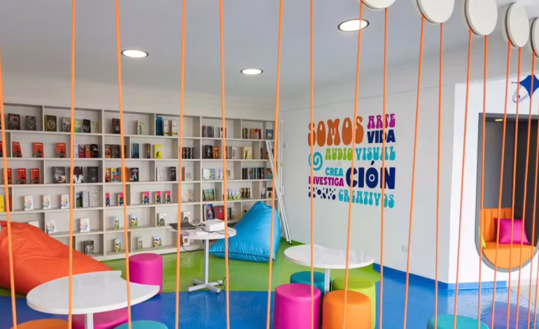  Abogado español, Pau Ventura, después de inaugurar su primera biblioteca en el este de Cali

 – En un click