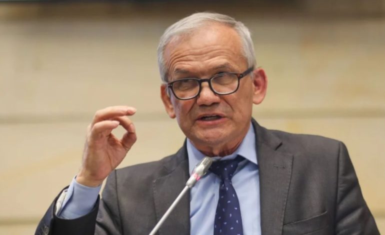 Interpol emite el círculo rojo contra Carlos Ramón González
– En un click