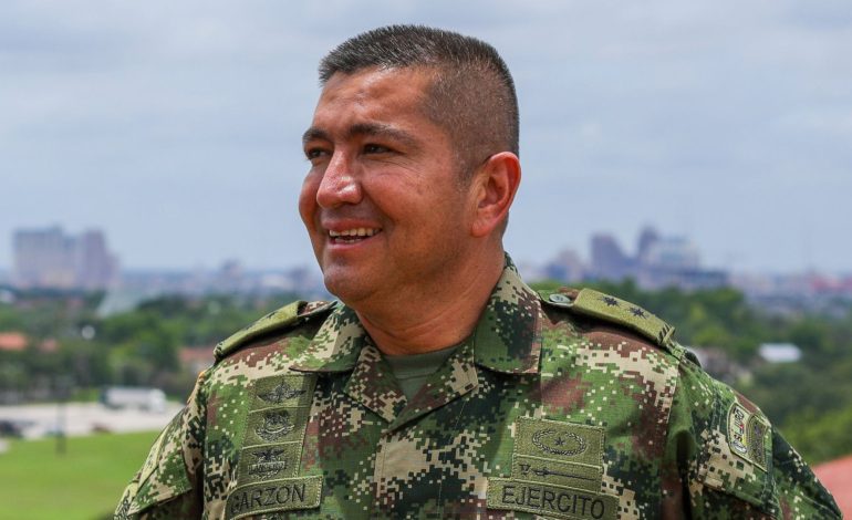  ¿Quién llamó al oficial militar superior para calificar para los servicios?

 – En un click
