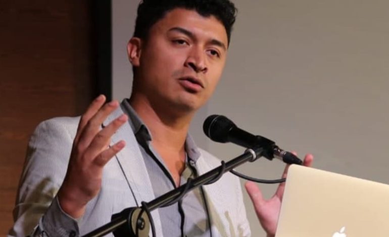 Dos partidos esperando a un politólogo Esteban Salazar

 – En un click