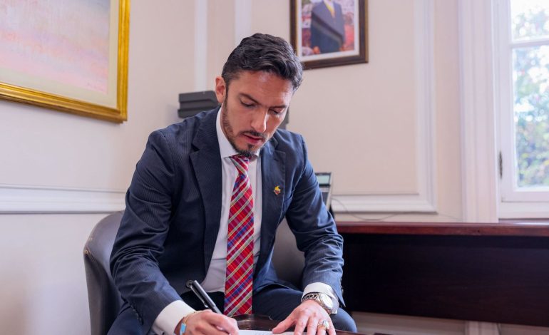  Juan Carlos Florián defiende su nombramiento y confirma que no es reconocido como un hombre ni como mujer

 – En un click