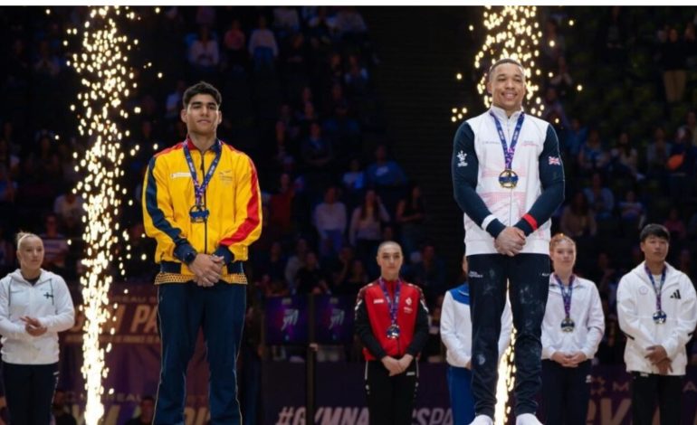  Ángel Barajas colgando una medalla de plata en el mundo Copa Mundial de Gimnasia

 – En un click