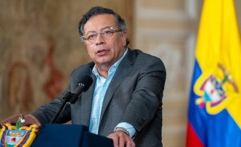  Gustavo Petro culpa a sus predecesores por declipence

 – En un click