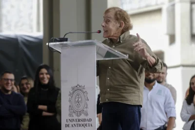  David Manzur, a los 95 años, dona una escultura monumental a una universidad colombiana

 – En un click