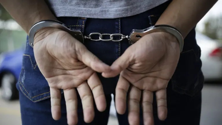  Venezolano arrestó a quien intentó iluminar a su pareja e hijos en Quito – 

 – En un click