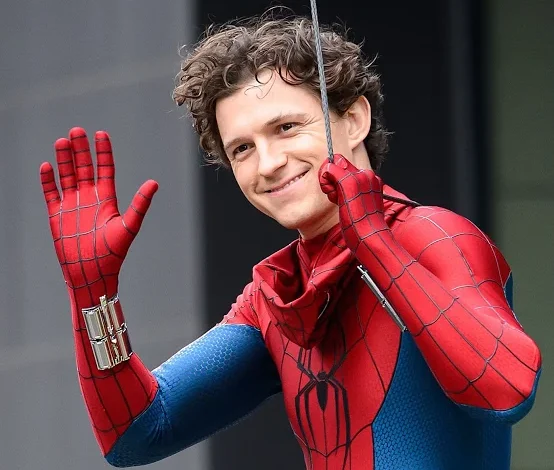 Tom Holland sufrió un fuerte accidente en la cabeza y fue llevado al hospital – 

 – En un click